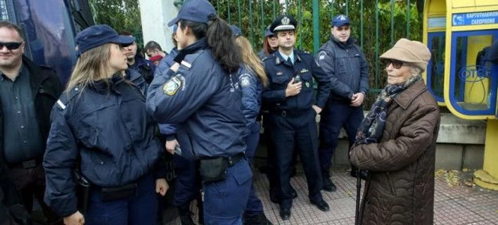 Διαμαρτυρία συνταξιούχων: Πήγαν στο Μαξίμου, ζήτησαν να δουν τον Τσίπρα, είδαν τον εξάδελφό του